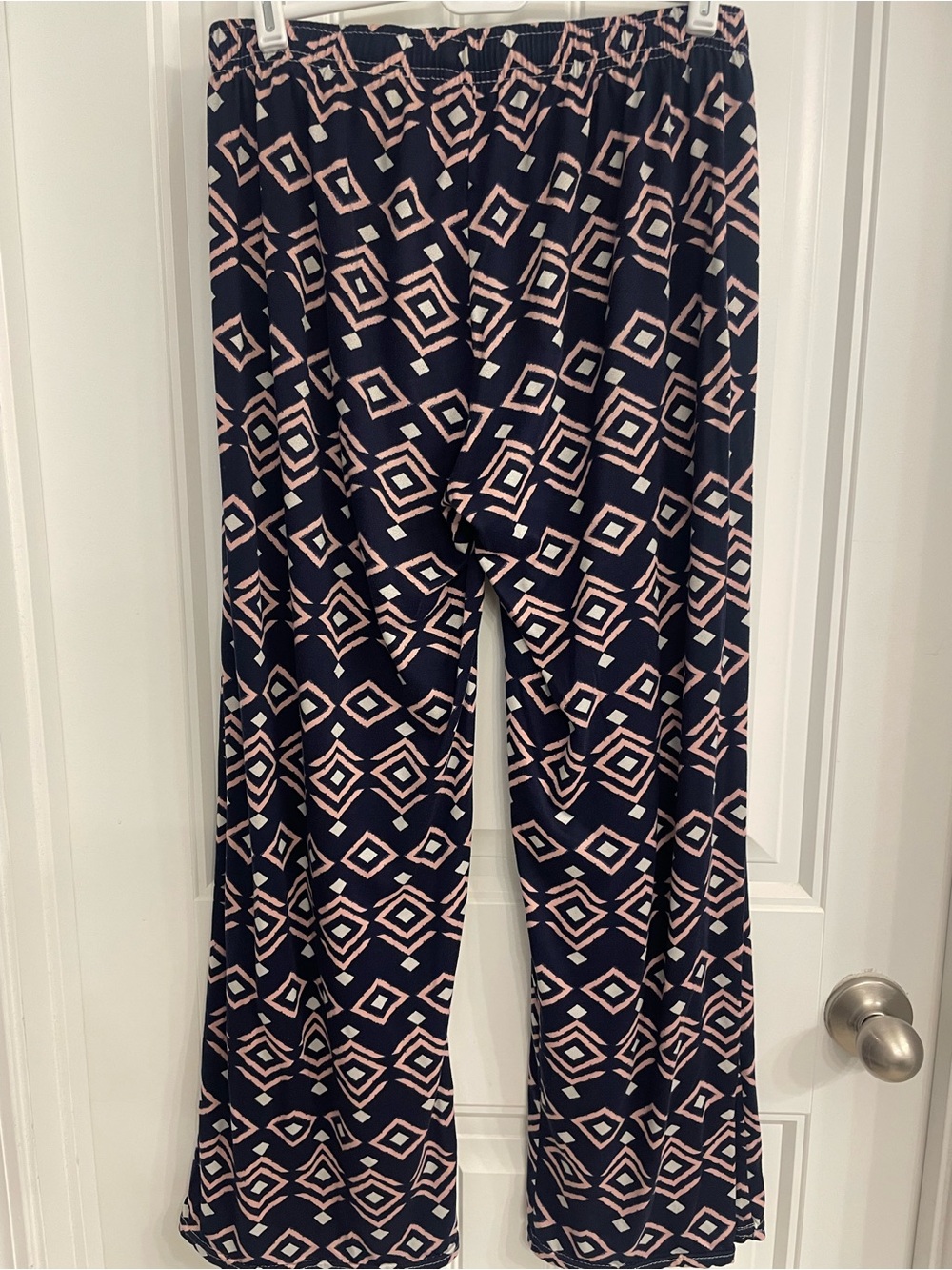 Geometric-Print Wide-Leg Pajama Pants in Navy and Light Pink - Picture 3 of 3